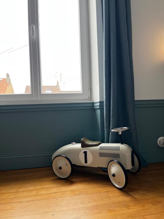Une voiture de jouets assise sur le sol dans une pièce dans l'établissement Maison de ville climatisée avec jacuzzi, à Périgueux