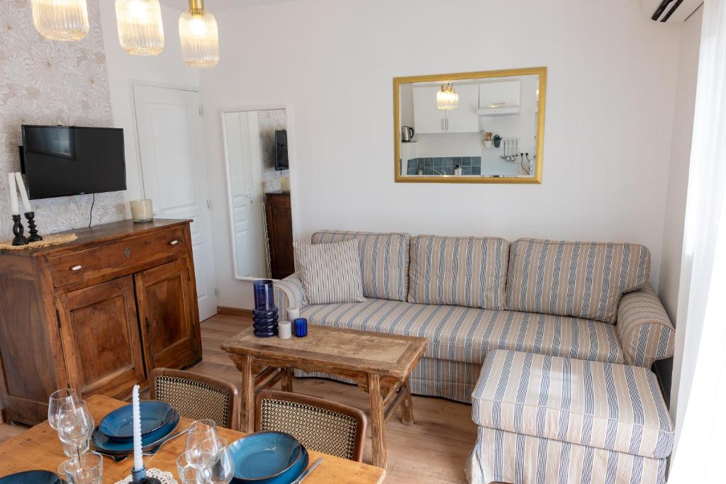un salon avec un canapé et une table dans l'établissement La Cosy - Sleep in La Ciotat, à La Ciotat
