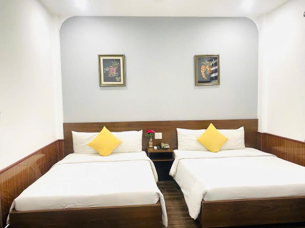 Phòng nghỉ tại Hue Royal Hotel sử dụng nội thất tông màu ấm, có điều hòa, Wi-Fi, phòng tắm riêng và cửa sổ hoặc ban công tùy hạng phòng.