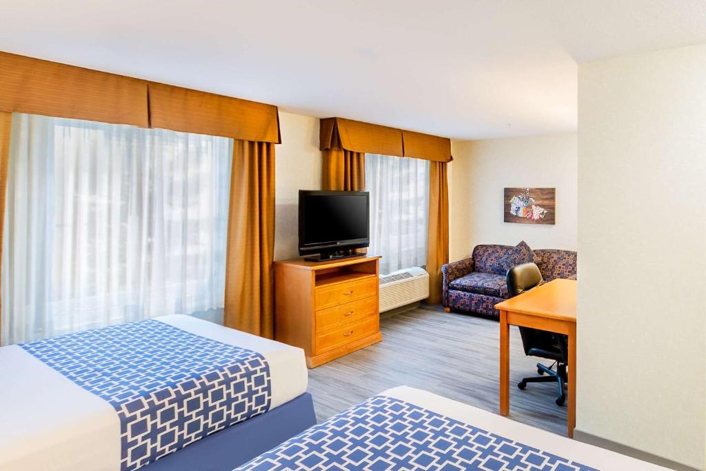 TV a/nebo společenská místnost v ubytování Econo Lodge Inn & Suites University