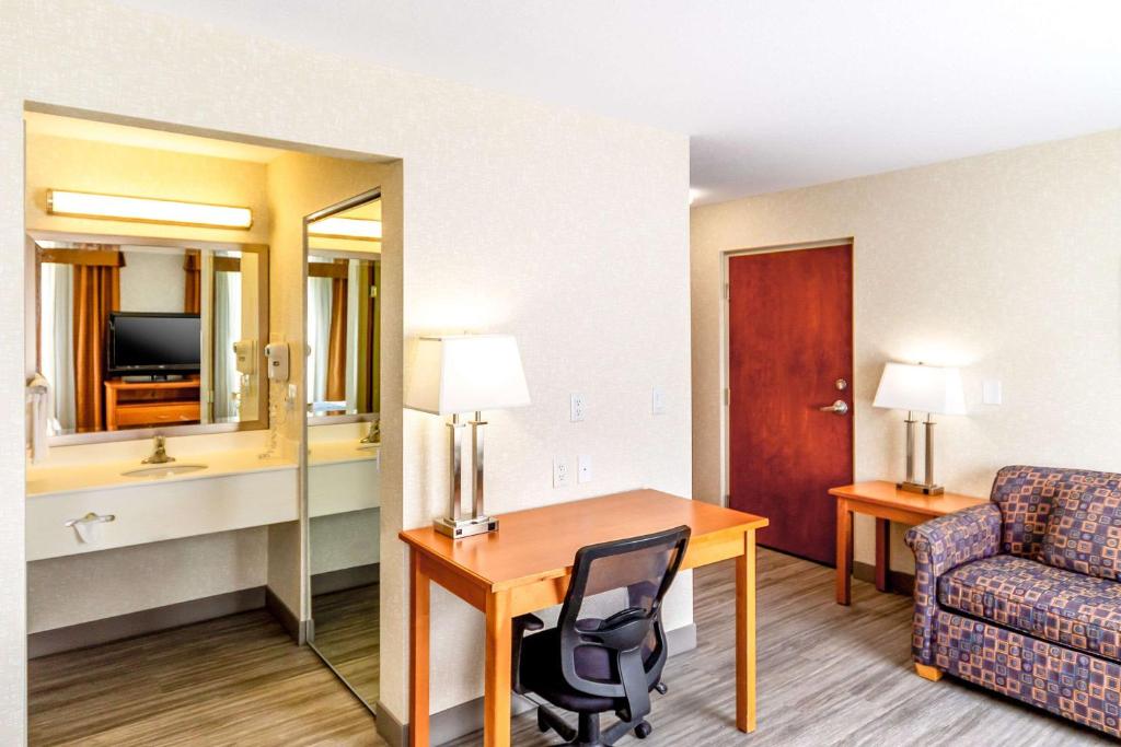 Posezení v ubytování Econo Lodge Inn & Suites University