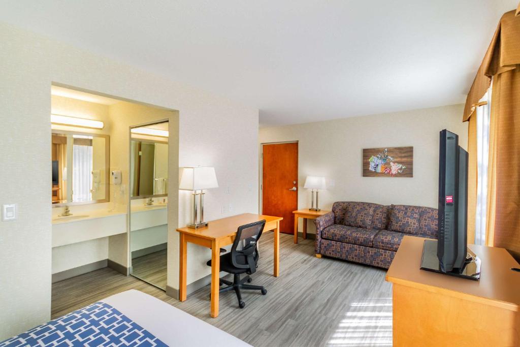 Posezení v ubytování Econo Lodge Inn & Suites University