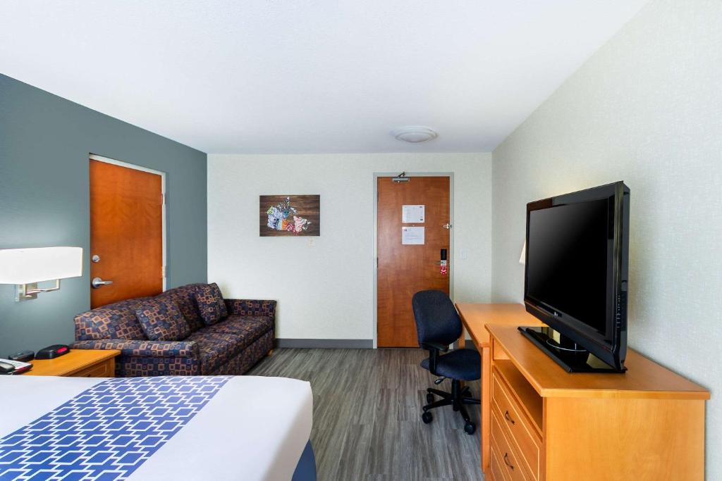 TV a/nebo společenská místnost v ubytování Econo Lodge Inn & Suites University