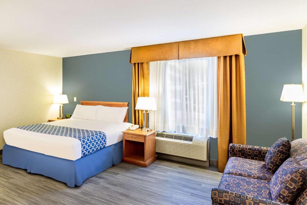 Postel nebo postele na pokoji v ubytování Econo Lodge Inn & Suites University