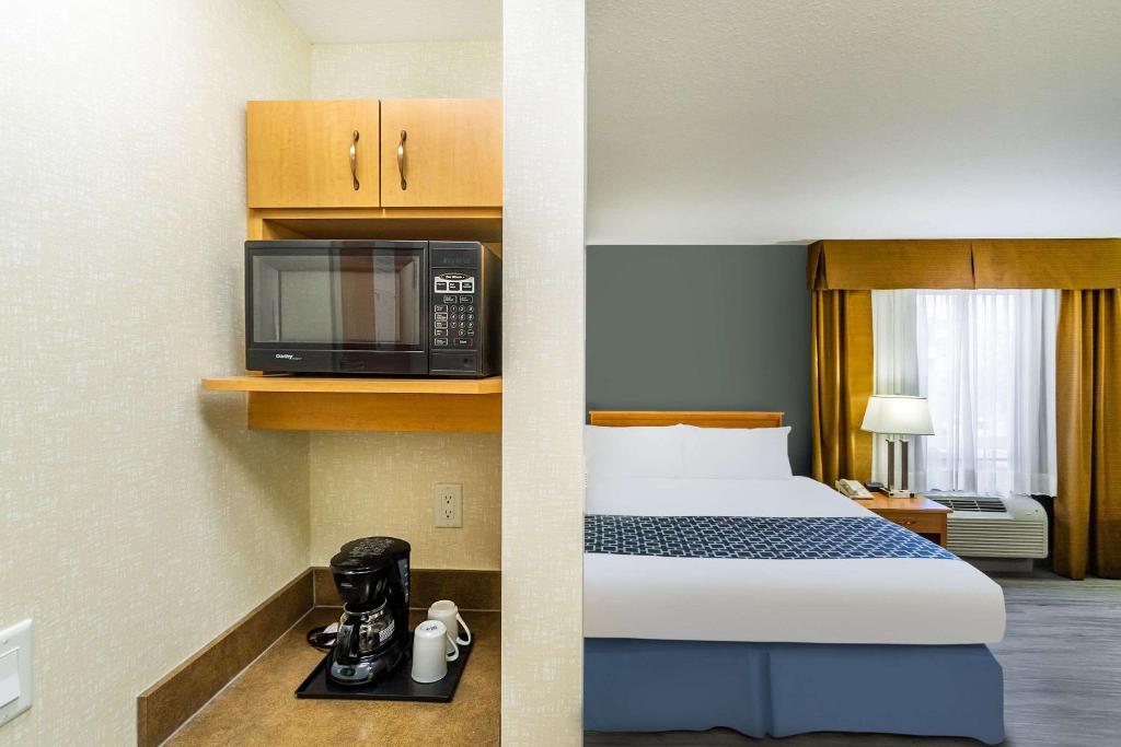 Postel nebo postele na pokoji v ubytování Econo Lodge Inn & Suites University