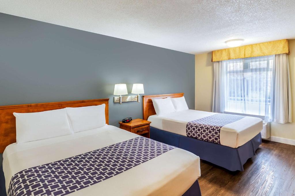 Postel nebo postele na pokoji v ubytování Econo Lodge Inn & Suites University