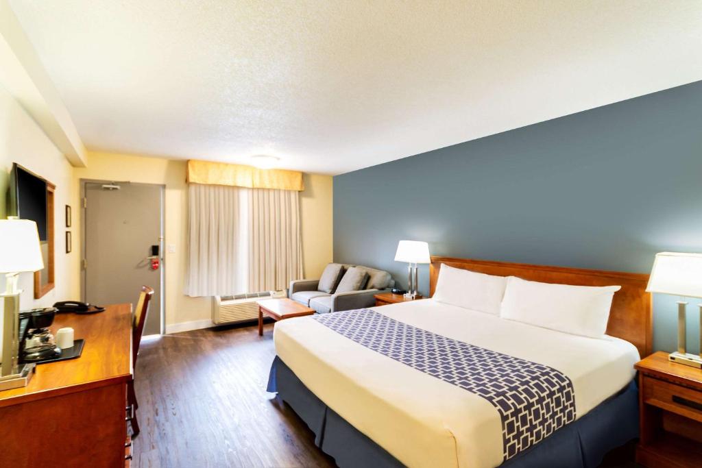 Postel nebo postele na pokoji v ubytování Econo Lodge Inn & Suites University
