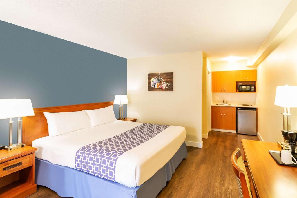 Postel nebo postele na pokoji v ubytování Econo Lodge Inn & Suites University