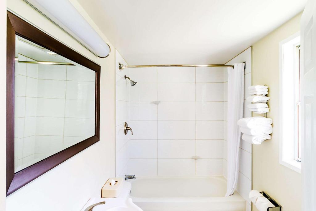 Econo Lodge Inn & Suites University - Resim 42