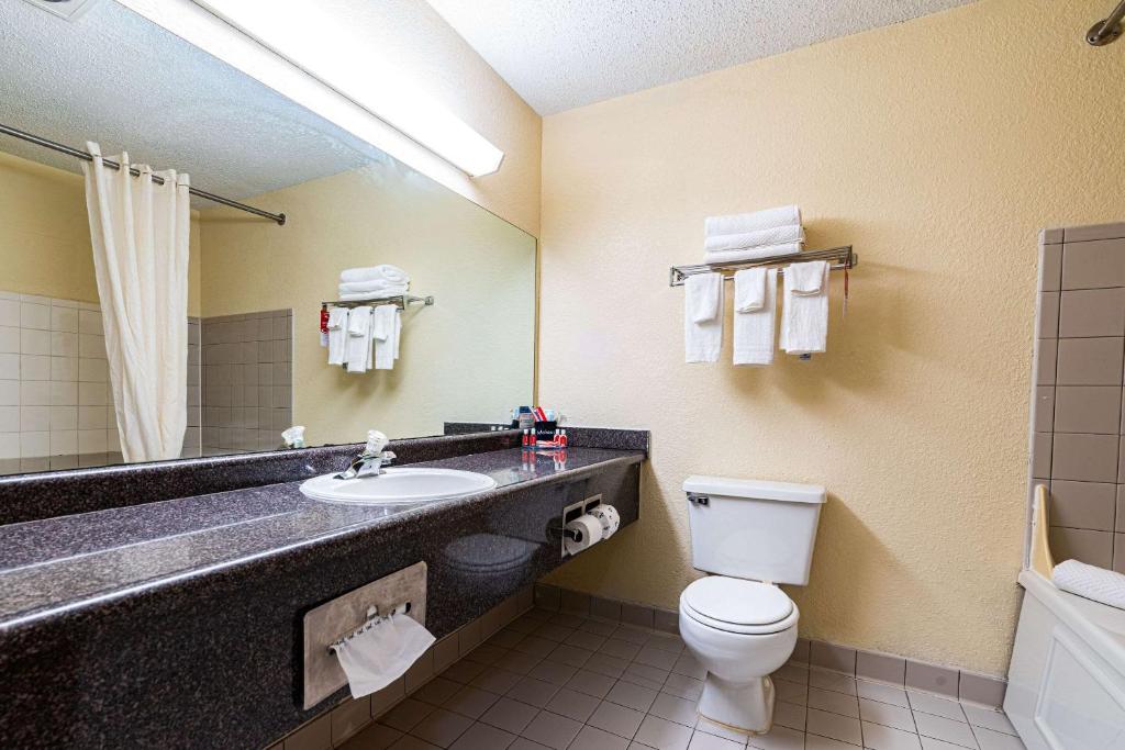 Econo Lodge Cleveland Southeast - Kent photo