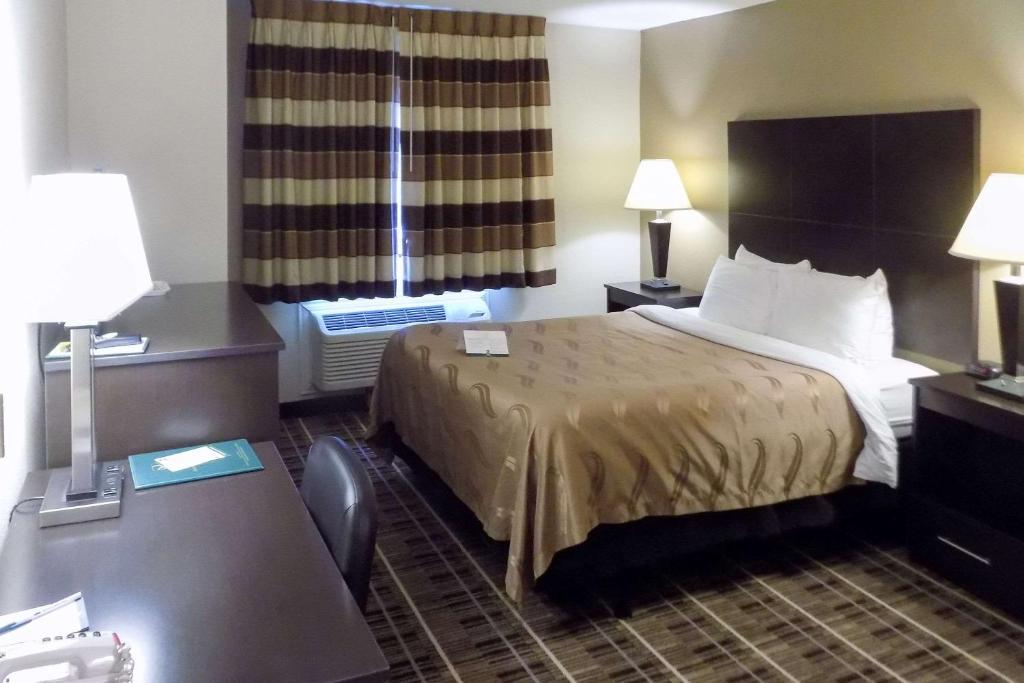 Postel nebo postele na pokoji v ubytování Quality Inn DFW Airport North - Irving