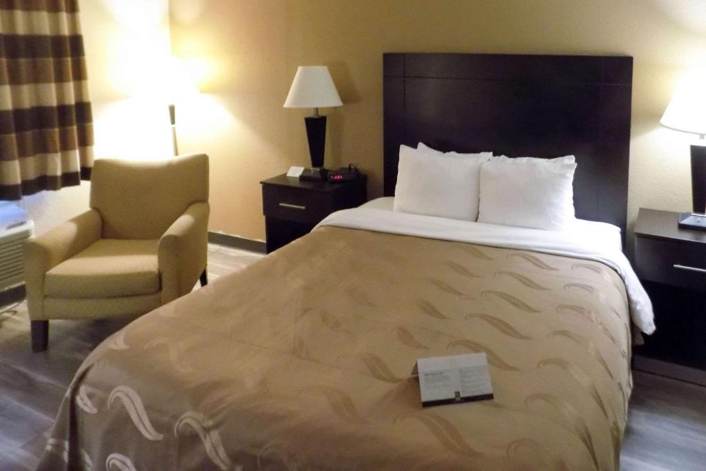 Postel nebo postele na pokoji v ubytování Quality Inn DFW Airport North - Irving
