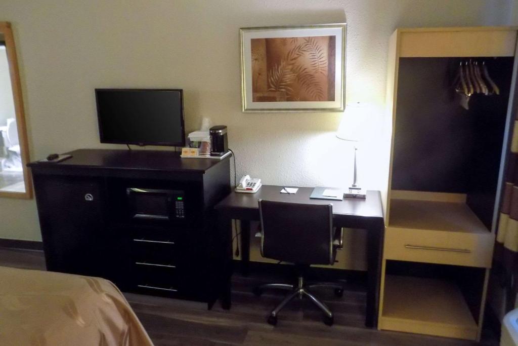 TV a/nebo společenská místnost v ubytování Quality Inn DFW Airport North - Irving