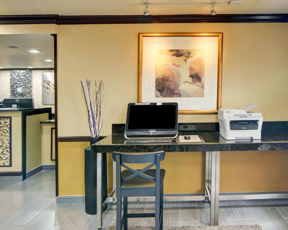 TV a/nebo společenská místnost v ubytování Quality Inn DFW Airport North - Irving