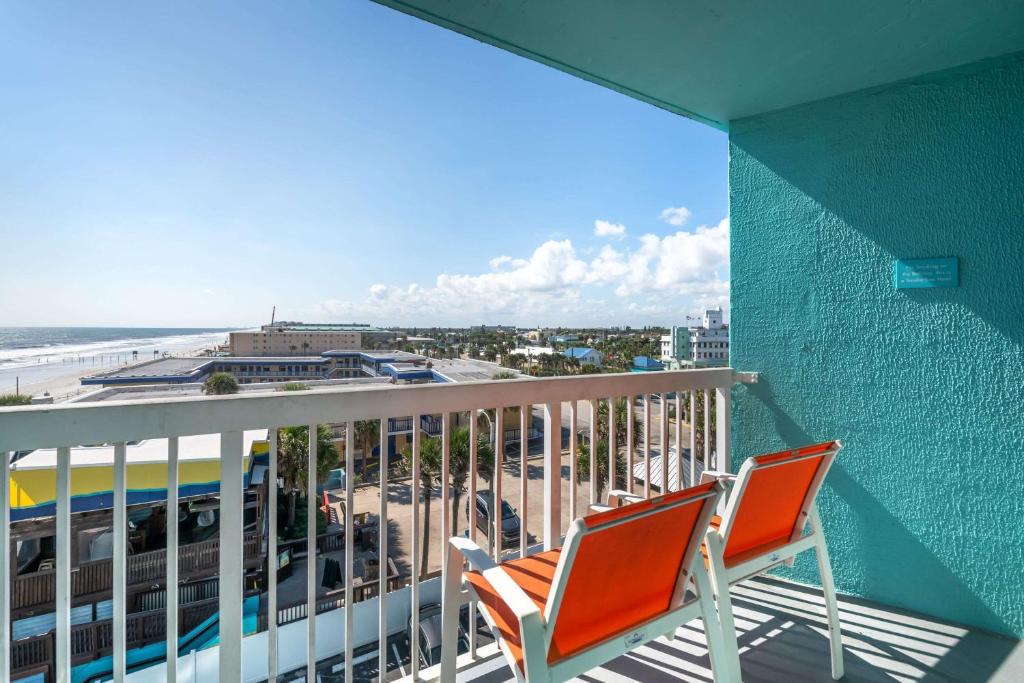 Comfort Inn & Suites Daytona Beach Oceanfront - 