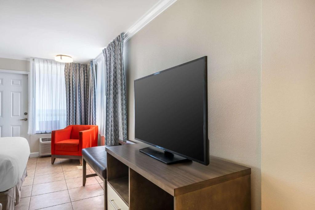 Comfort Inn & Suites Daytona Beach Oceanfront photo