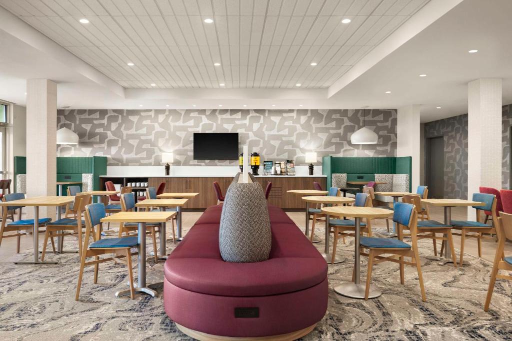 TV a/nebo společenská místnost v ubytování Home2 Suites By Hilton San Juan