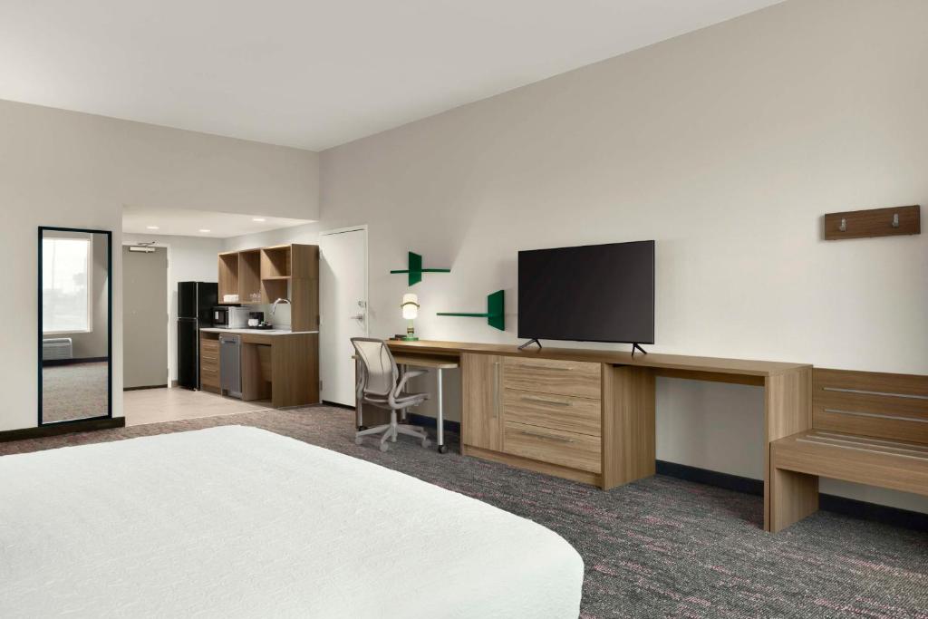 TV a/nebo společenská místnost v ubytování Home2 Suites By Hilton San Juan