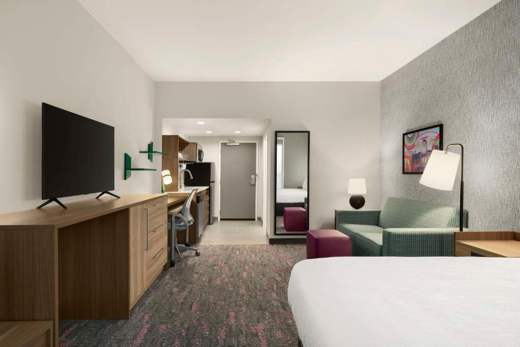 TV a/nebo společenská místnost v ubytování Home2 Suites By Hilton San Juan