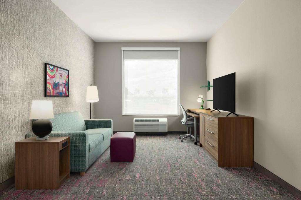 TV a/nebo společenská místnost v ubytování Home2 Suites By Hilton San Juan