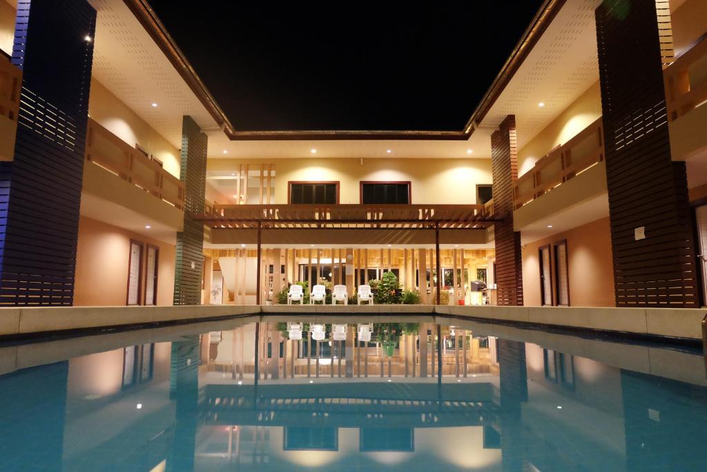 安帕瓦的住宿－安帕瓦君提瑪酒店，一座室内游泳池