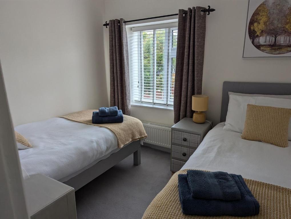 En eller flere senge i et værelse på Robin Cottage