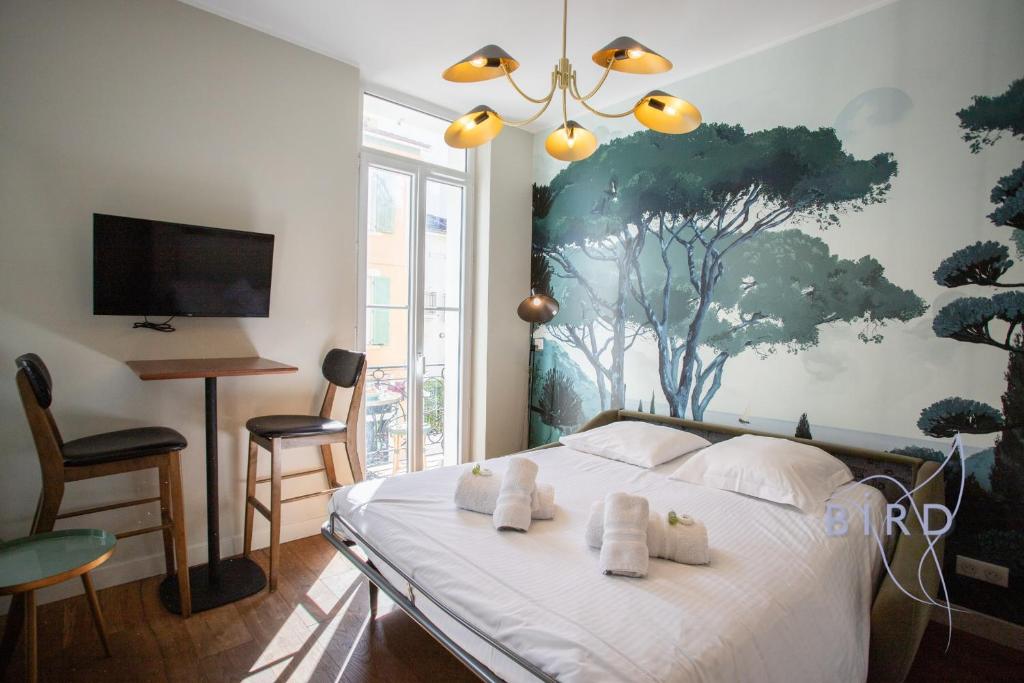une chambre avec un lit avec des serviettes dessus dans l'établissement Nice Studio OLIVETTE, à Antibes