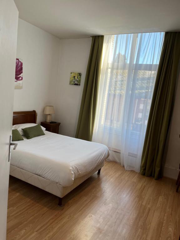 Postel nebo postele na pokoji v ubytování Hotel LE BEAU SITE