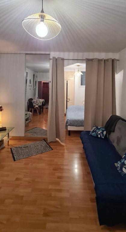 - un homme sur un canapé dans le salon dans l'établissement T2 au cœur de La Ciotat, à La Ciotat