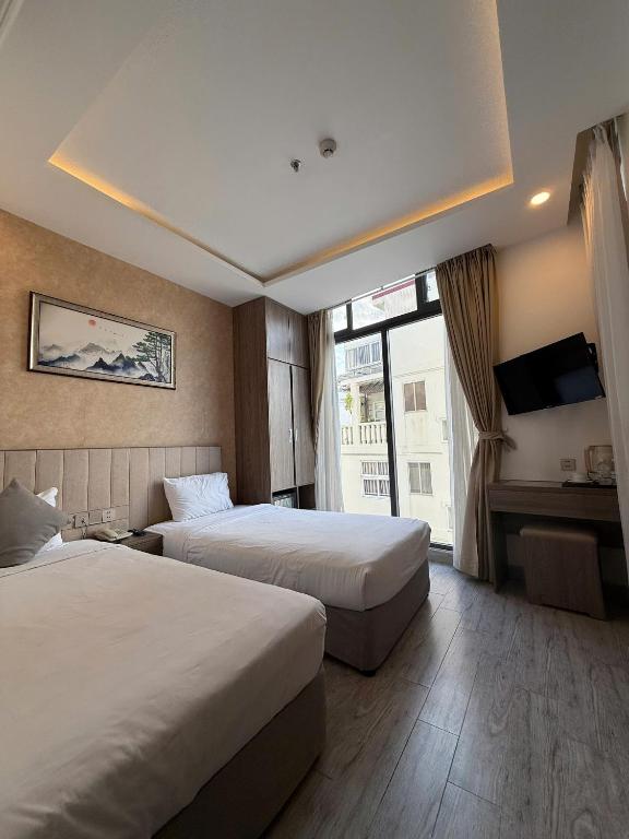 Giường trong phòng chung tại Angel Hotel