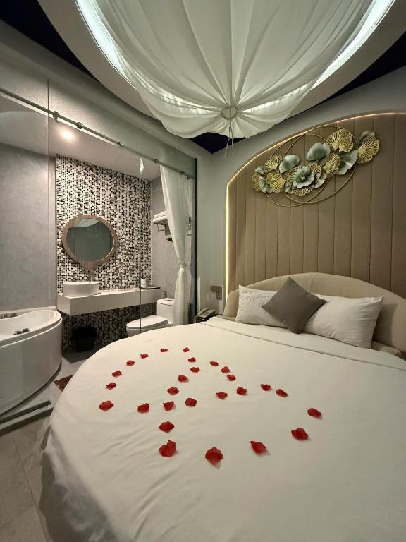 Giường trong phòng chung tại Angel Hotel
