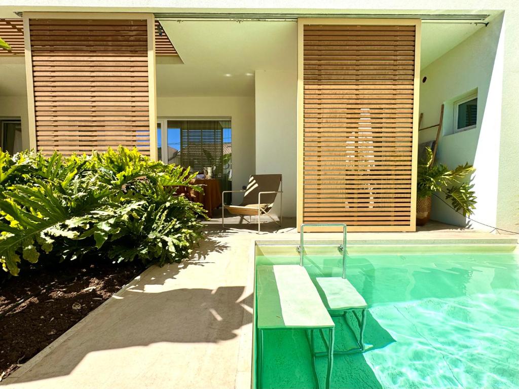 Swimmingpoolen hos eller tæt på Casa di design con mini-pool