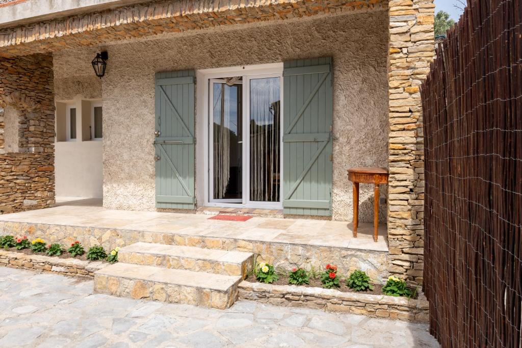 une porte d'entrée d'une maison avec des escaliers et des fleurs dans l'établissement La Biggy - Sleep in La Ciotat, à La Ciotat