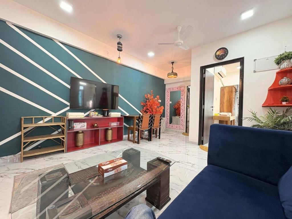 Un televizor și/sau centru de divertisment la Stunning 1BHK with view city view, Bandra west 601