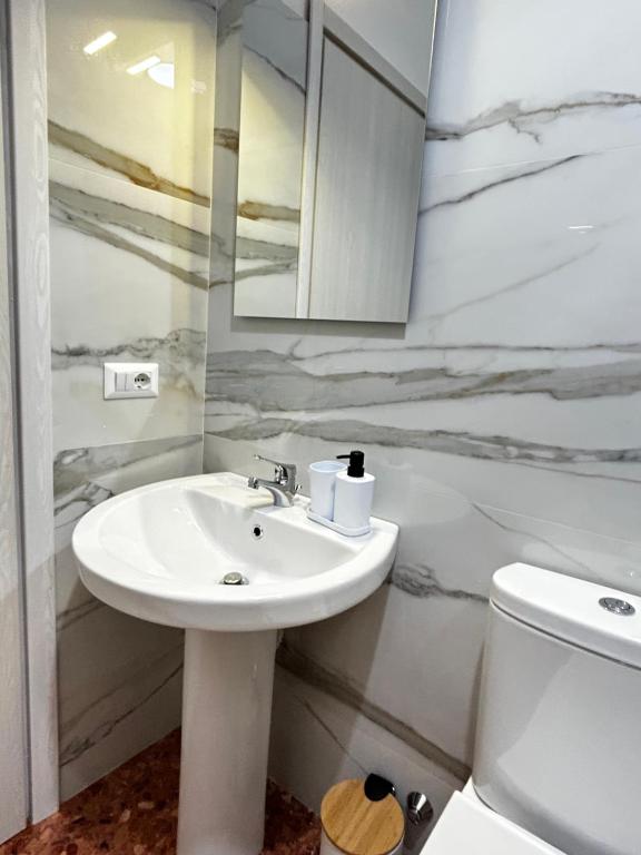 BAM BAM TIBURTINA Guesthouse - 9