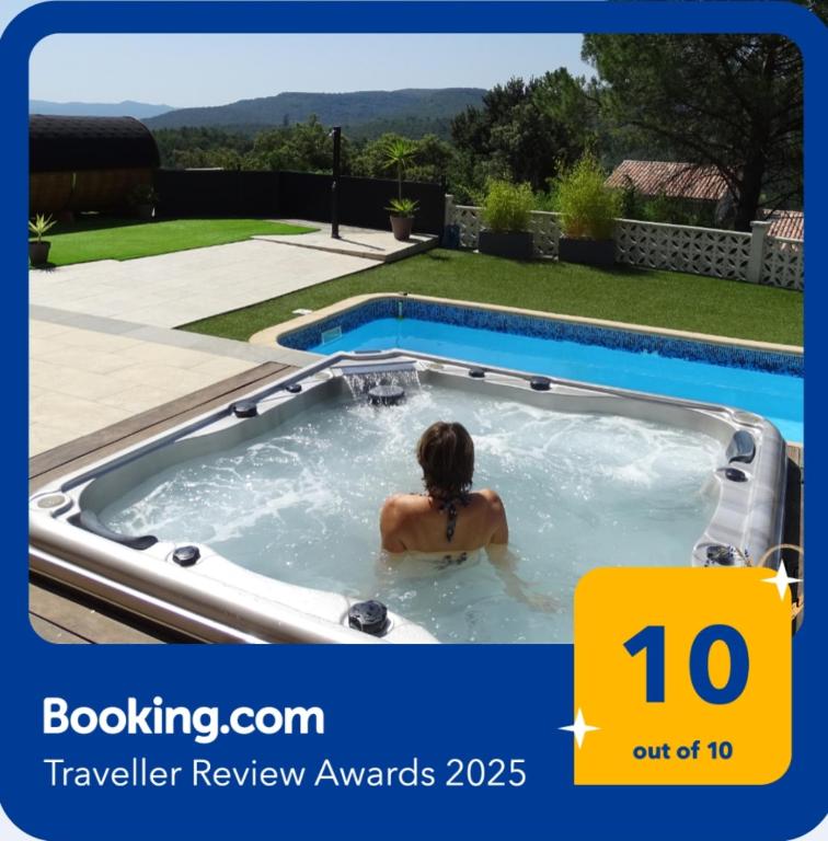 une femme est assise dans un jacuzzi dans l'établissement La Pépite d'Amour, spa, sauna, piscine à volonté !, à Sainte-Anastasie-sur-Issole