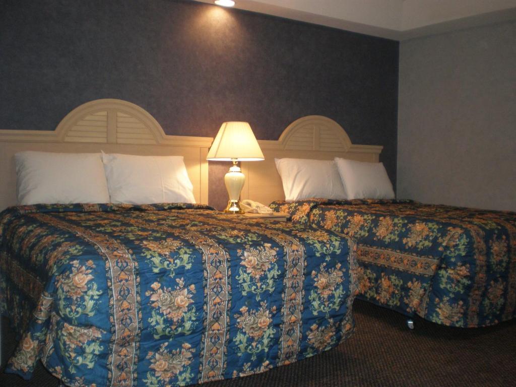 Postel nebo postele na pokoji v ubytování Village Inn & Suites - Smithville