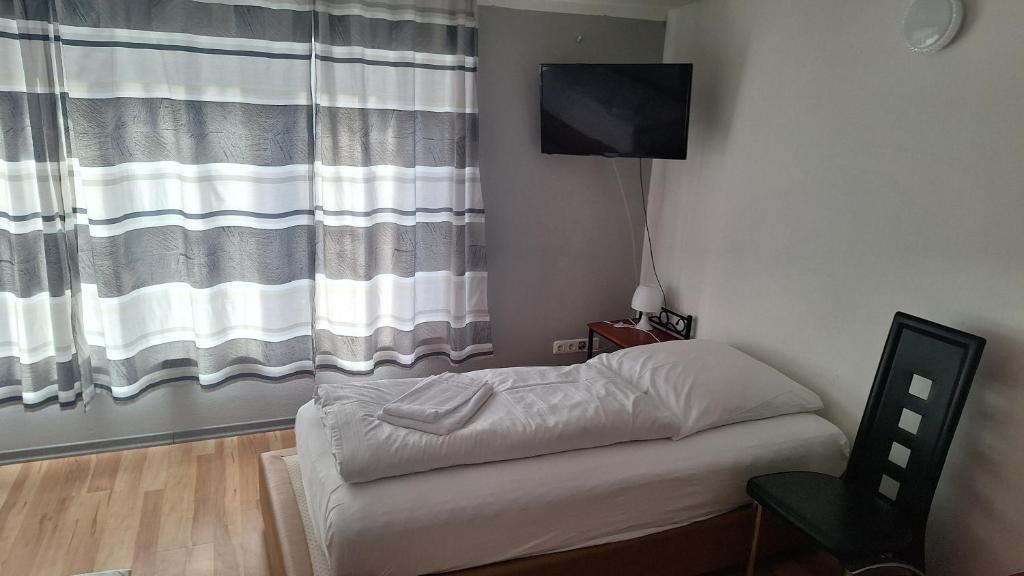 TV a/nebo společenská místnost v ubytování Pension Alis Augsburg
