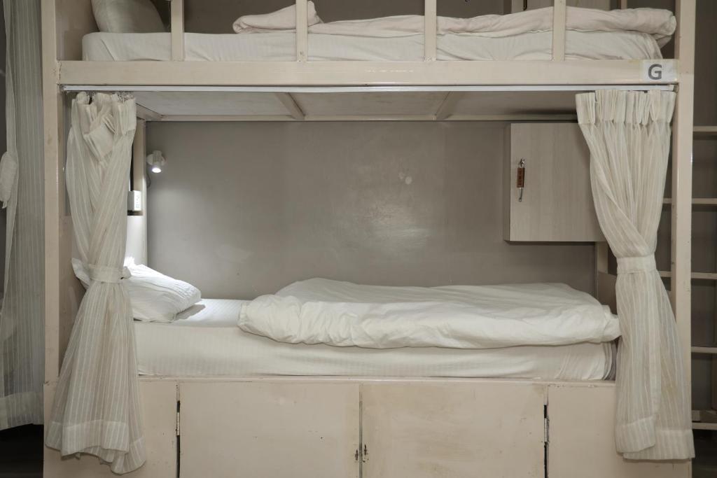 Postel nebo postele na pokoji v ubytování Bed and Pillow Hostel