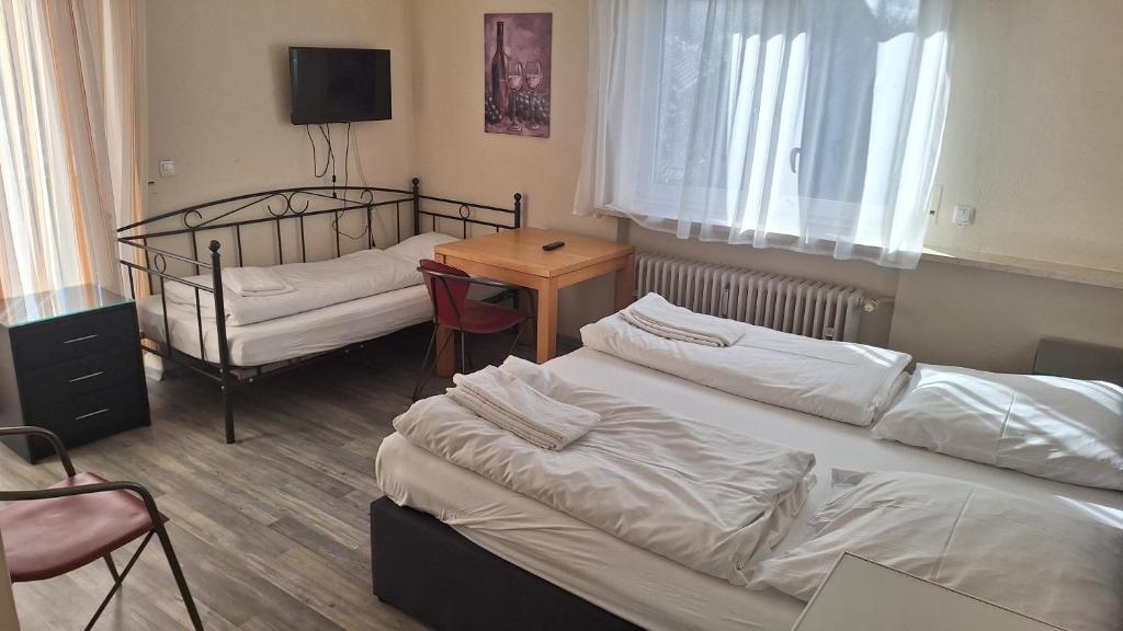 Postel nebo postele na pokoji v ubytování Pension Alis Augsburg