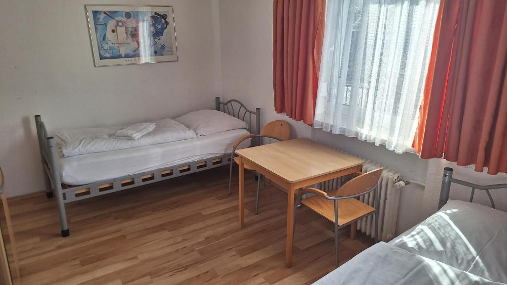 Postel nebo postele na pokoji v ubytování Pension Alis Augsburg