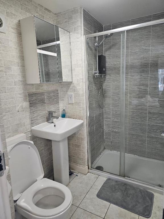 Koupelna v ubytování Ensuite Doubleroom with Private Toilet and Bathroom in central Dartford