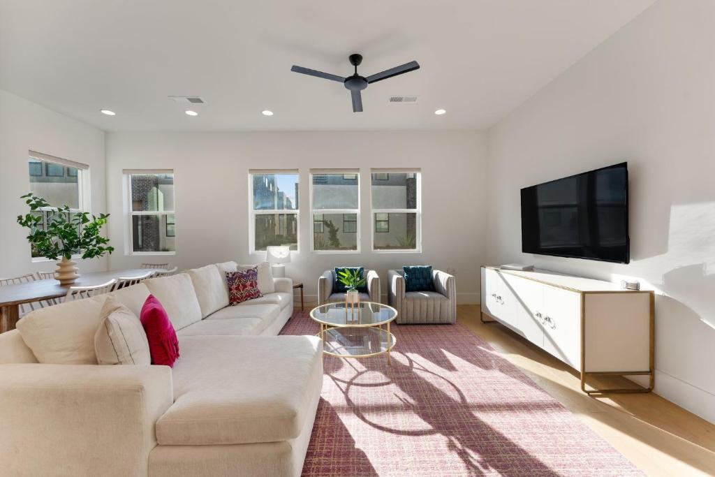 ein Wohnzimmer mit Sofa und Fernseher in der Unterkunft Villa #29 at Bloomington Country Club townhouse in St. George