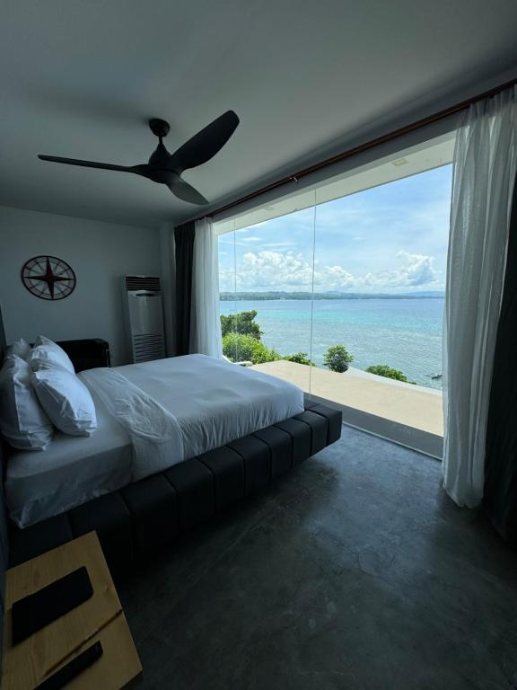 Postel nebo postele na pokoji v ubytování Epic Suites Bohol ADULTS ONLY