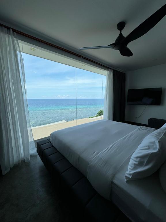 Postel nebo postele na pokoji v ubytování Epic Suites Bohol ADULTS ONLY