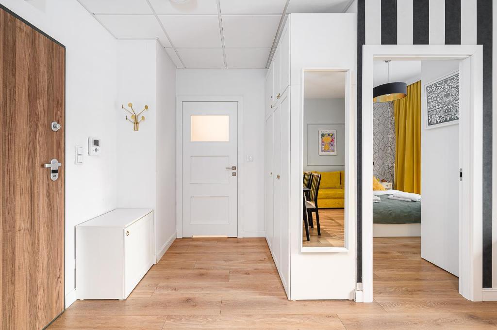 Posteľ alebo postele v izbe v ubytovaní Prymasa Tysiaclecia - P&O Serviced Apartments