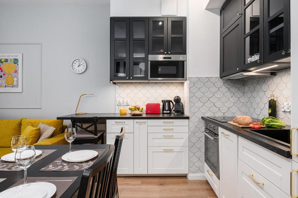 Kuchyňa alebo kuchynka v ubytovaní Prymasa Tysiaclecia - P&O Serviced Apartments