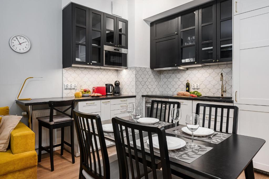 Kuchyňa alebo kuchynka v ubytovaní Prymasa Tysiaclecia - P&O Serviced Apartments
