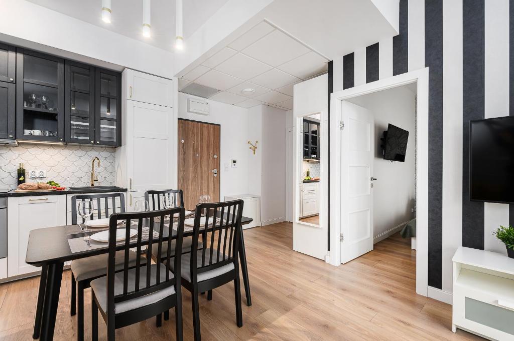 Kuchyňa alebo kuchynka v ubytovaní Prymasa Tysiaclecia - P&O Serviced Apartments