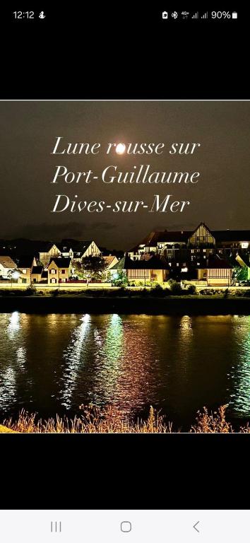 Un panneau indiquant le village en ligne sit port miniature motorise les navires dans l'établissement Appartement cosy vue port, à Dives-sur-Mer